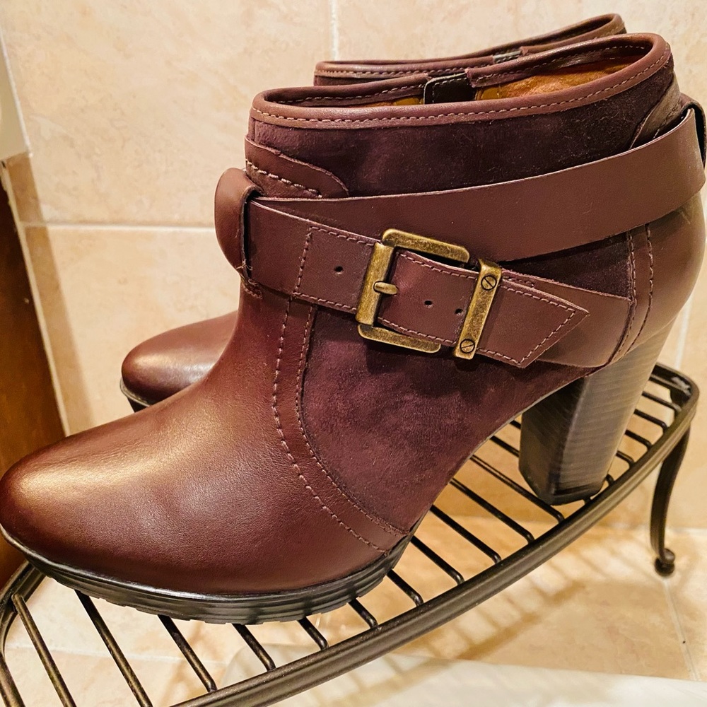 Clarks Artisan Lida Dallas Brown Leather Heeled Ankle Boots w/ Buckle